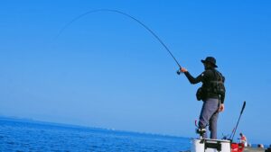 釣りをする男性