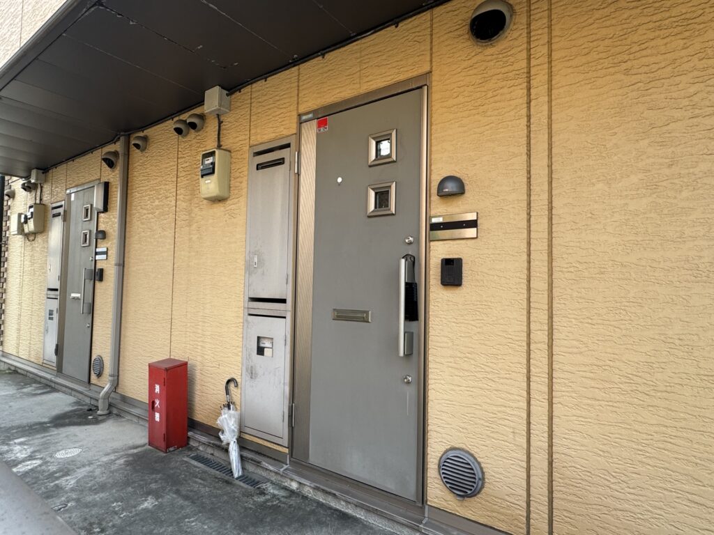 不貞現場は浮気相手のアパート、立証に必要な証拠と合鍵の重要性