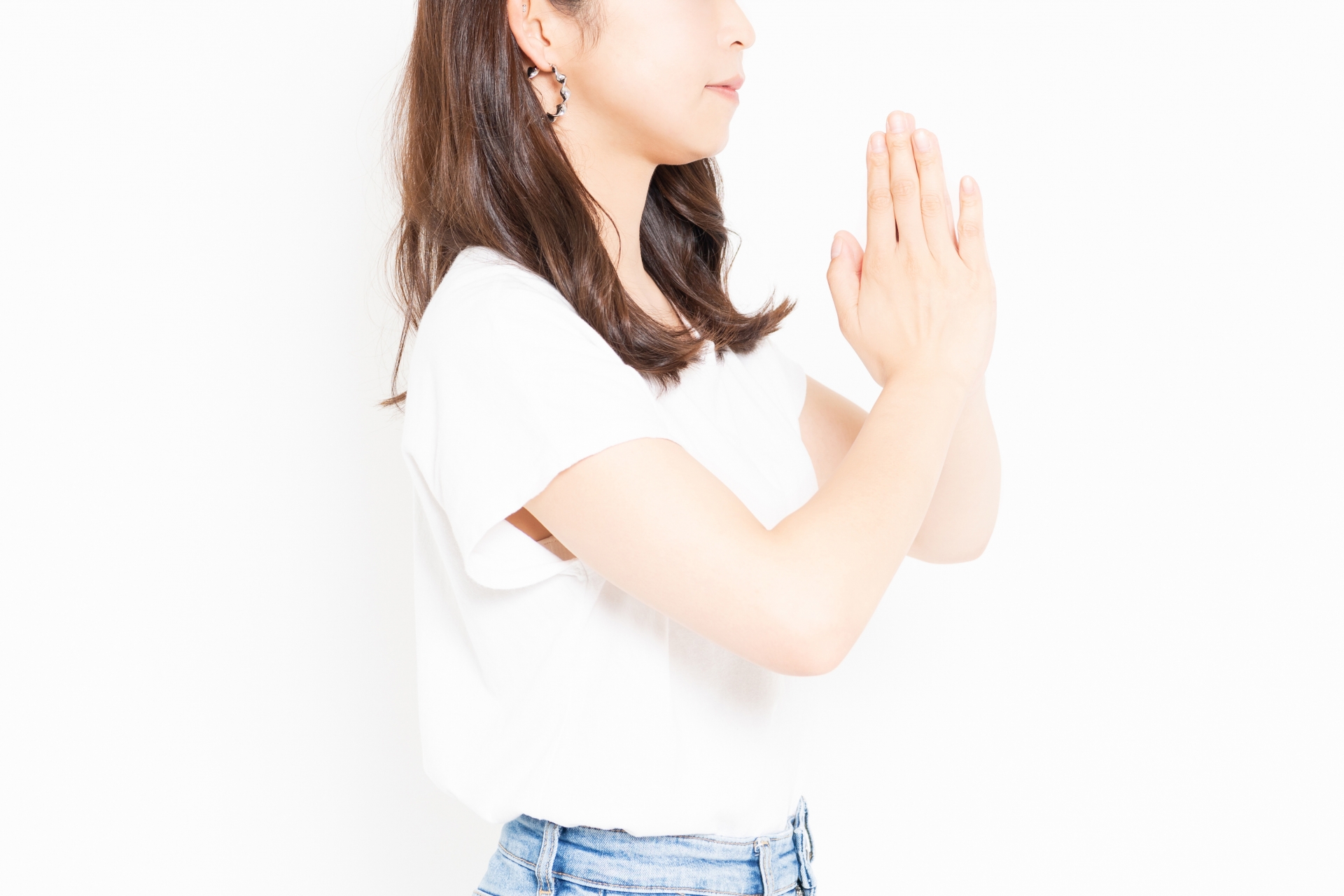 謝る女性