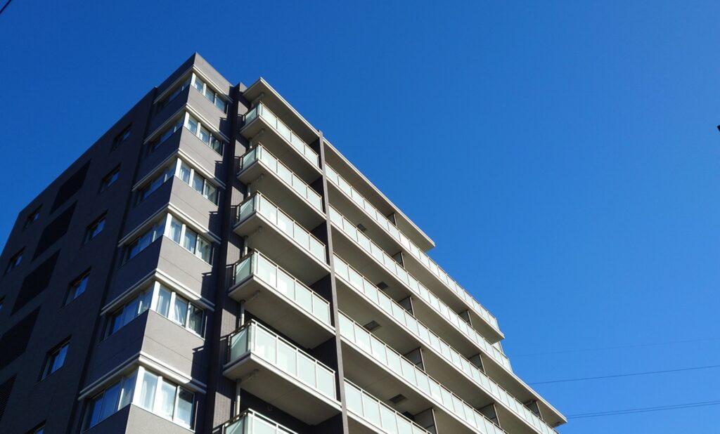 不貞の証拠になる?浮気相手の自宅マンション出入り写真の証拠能力
