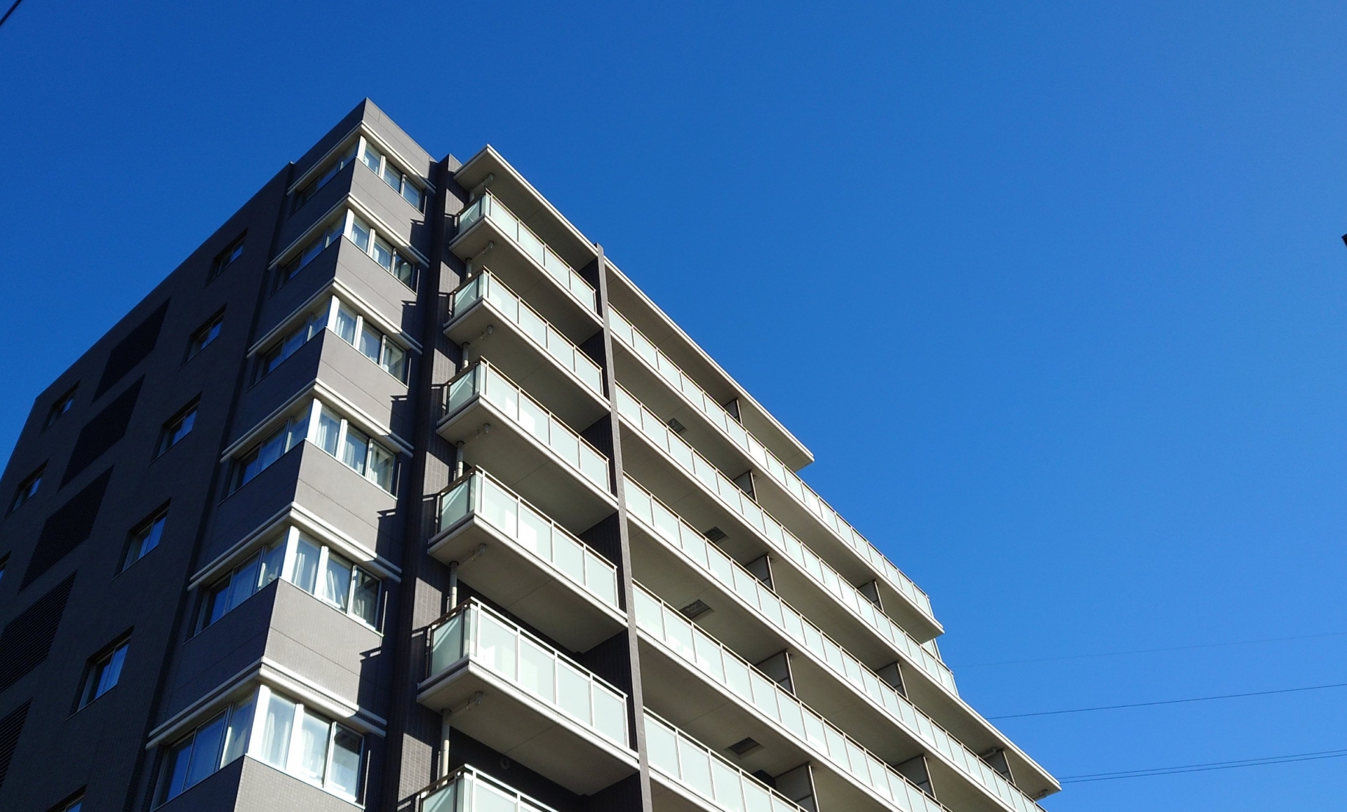 不貞の証拠になる？浮気相手の自宅マンション出入り写真の証拠能力