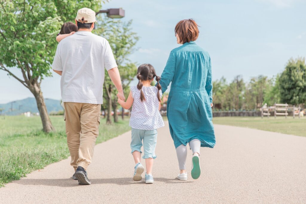 親の浮気を知ってしまったらどうする？探偵に相談する人が増えています